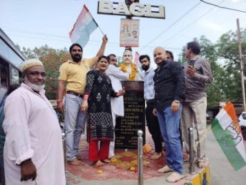 बागली के कांग्रेसियों में दिखा उत्साह, कैलाश जोशी की प्रतिमा का किया जलाभिषेक