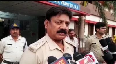 Satna News: सिरफिरे आशिक ने घर में घुसकर महिला को मारा चाकू, पति पर किया बम से हमला, जानें पूरा मामला