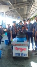 भोपाल स्टेशन पर यात्रियों की प्यास बुझाने भारत स्काउट्स एवं गाइड्स बच्चों द्वारा निःशुल्क जल सेवा