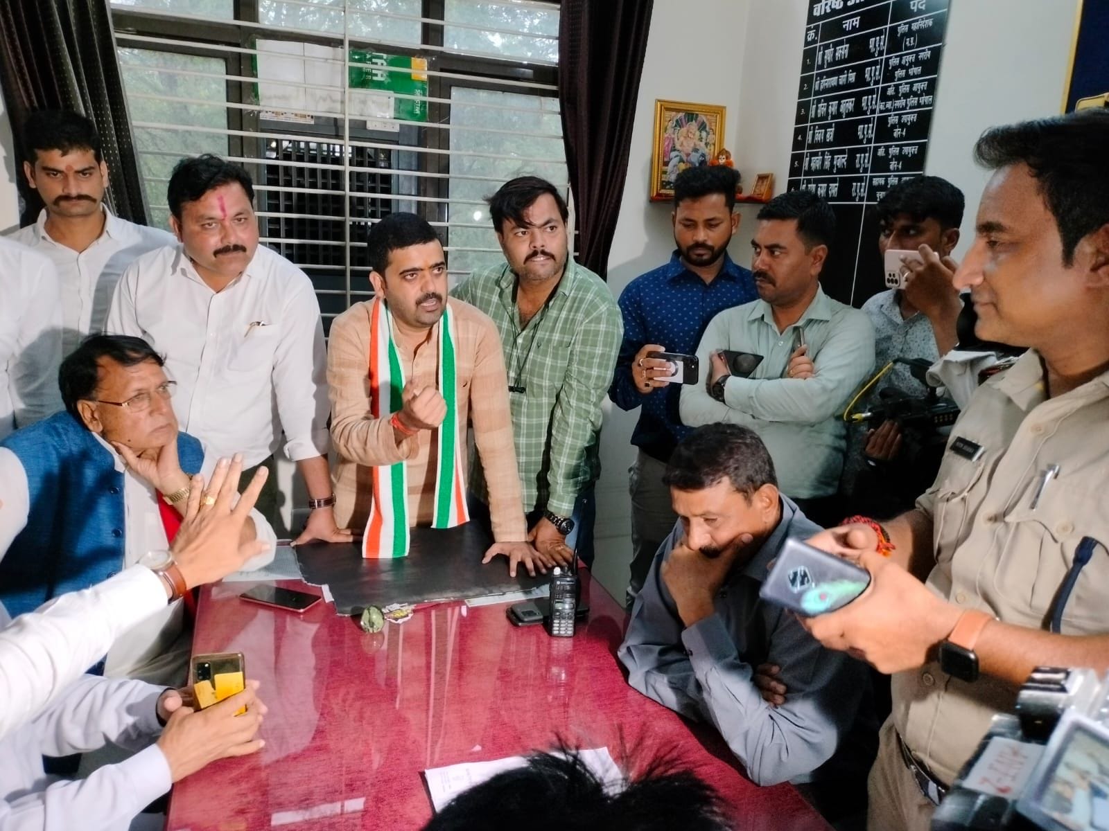 पीसीसी चीफ कमलनाथ के आपत्तिजनक POSTERS पर भड़की कांग्रेस, FIR दर्ज कराने पहुँची थाने Congress furious over objectionable posters of PCC chief Kamal Nath, reaches police station to register FIR