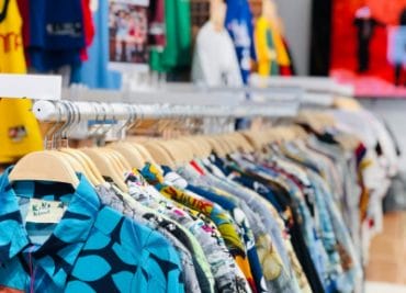 Cheap Cloth Shop: इस दुकान पर सिर्फ 50 रुपए में मिल जाते हैं फैशनेबल कपड़े, गर्ल्स की है फेवरेट