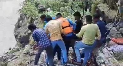 मौत की सेल्फी : घाट पर खड़े होकर युवक ले रहा था Selfie, पैर फिसलते ही नदी में जा गिरा, पत्थर में फंसा मिला शव