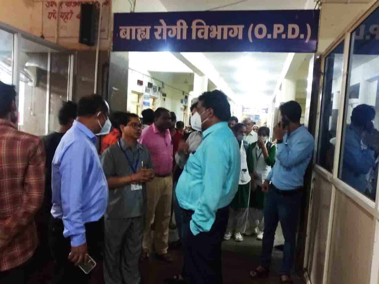 Ashoknagar News : नवागत कलेक्टर ने किया जिला अस्पताल का निरीक्षण, अव्यवस्था पाए जाने पर जताई नाराजगी 3 Ashoknagar News : नवागत कलेक्टर ने किया जिला अस्पताल का निरीक्षण, अव्यवस्था पाए जाने पर जताई नाराजगी
