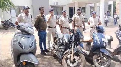 Katni News : हवाई फायरिंग कर दहशत फैलाने वाले आरोपी गिरफ्तार, एक कट्टा, देशी पिस्टल सहित चार बाइक जब्त