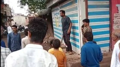 Khargone News: अधिकारियों पर ब्लाक कांग्रेस उपाध्यक्ष के बेटे ने उठाया लट्ठ, पुलिस ने अभी तक नहीं किया मामला दर्ज