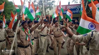 Rajgarh News : हाथ में तिरंगा लेकर थिरकते नजर आए थाना प्रभारी, पुलिस जवानों ने निकाली तिरंगा यात्रा