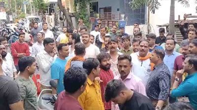 धर्मांतरण मामला : यीशु की प्रार्थना पर भड़के बजरंग दल के कार्यकर्ता, किरायेदारदार के घर मिली धार्मिक किताबें