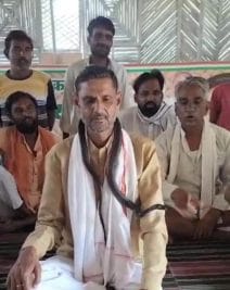 जन्मदिन पर फूलों के हार की बजाए गले में सांप डालकर बैठे विधायक बाबू जंडेल