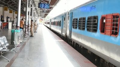 मोबाइल के चार्जर के लिए महिला ने दाव पर लगाई जान, वायरल हुआ इंदौर रेलवे स्टेशन का वीडियो