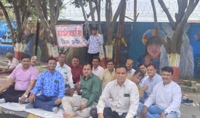 Indore News : पटवारियों की अनिश्चितकालीन हड़ताल जारी, किया हनुमान चालीसा का पाठ