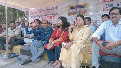 Indore News : 8वें दिन अनिश्चितकालीन हड़ताल पर पटवारी, मांगों के पूरा नहीं होने पर जारी विरोध प्रदर्शन