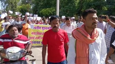 Gwalior News : नगर निगम कर्मचारियों का आंदोलन तेज, रैली निकालकर सभापति के घर का घेराव, सीएम से महापंचायत बुलाने की कर रहे मांग