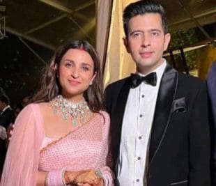 शादी के बाद सामने आया Raghav-Parineeti का रॉयल रिसेप्शन लुक, शानदार अंदाज में नजर आए मेहमान