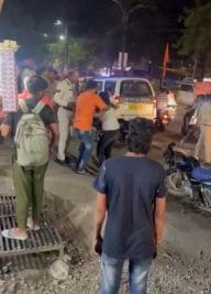 शराब के नशे में युवती का बीच सड़क गदर, दर्शक बनी पुलिस ताकती रही इधर-उधर, VIDEO वायरल