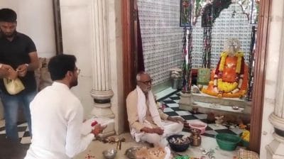 बालाजी के चरणों में रखने के बाद पर्चा दाखिल करने पहुंचे भाजपा विधायक, कार की फ्रंट सीट पर रखा नामांकन, खुद बैठे पीछे