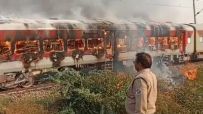 पटरी पर दौड़ रही पातालकोट एक्सप्रेस में आग, लपटों में घिरे यात्री, कूदकर बचाई जान, बड़ा हादसा टला