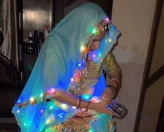 क्या आपने देखी है कभी लाइट वाली घाघरा चुनरी, दिवाली पर देखिए ये जगमगाता हुआ आउटफिट