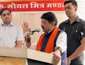 इंदौर में वैश्य मिलन समारोह में सम्मिलित हुए कैलाश विजयवर्गीय, बीजेपी प्रत्याशी को वोट देने की अपील