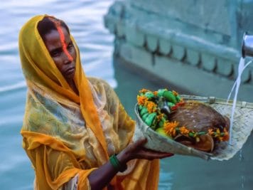 आज डूबते सूर्य को दिया जाएगा अर्घ्य, जानें आपके शहर के सूर्यास्त का समय