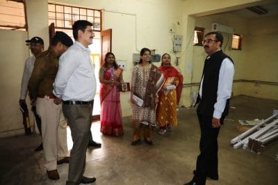 मुख्य निर्वाचन अधिकारी राजन ने स्ट्रांग रूम का निरीक्षण कर तैयारियों का लिया जायजा, कलेक्टर को दिए आवश्यक निर्देश