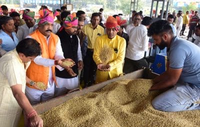 मुहुर्त सौदे के लिए साफा बांधकर बैंड बाजा लेकर मंडी पहुंचे व्यापारी