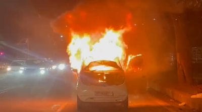 “द बर्निंग कार”-भोपाल में धूं-धूं कर जली नैनो, सड़क पर सरपट दौड़ रही कार में उठी लपटे