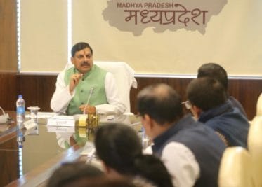 मंत्री की अनुमति के बिना करोड़ों की खरीदी, अनियमितताओं के आरोपों में सीएम ने IAS को हटाया