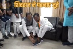 शिवराज सिंह चौहान ने रामदास पुरी को अपने हाथों से पहनाए जूते, भाजपा जिला अध्यक्ष का 6 साल पहले लिया संकल्प पूरा हुआ