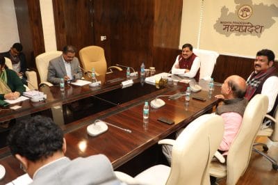 मुख्यमंत्री डॉ मोहन यादव ने विकसित भारत संकल्प यात्रा के अंतर्गत ग्वालियर, सागर के हितग्राहियों से किया संवाद, अधिकारियों को दिए निर्देश