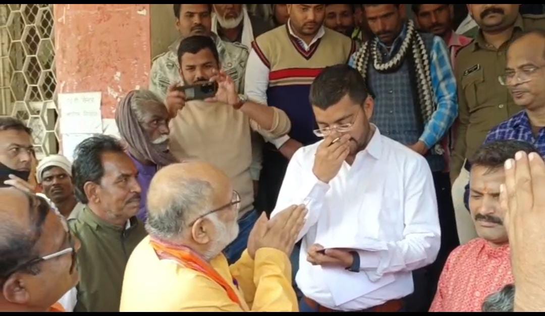 सिरोंज विधायक ने SDM के पैर छूकर लगाई गुहार-जल संकट को दूर करिए