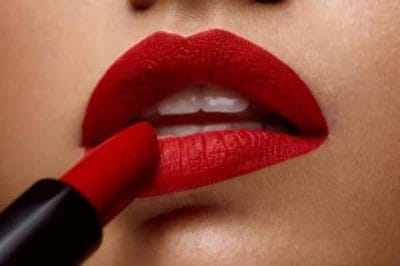 होंठों पर दिन भर टिकी रहेगी लिपस्टिक, फॉलो करें ये आसान मेकअप टिप्स