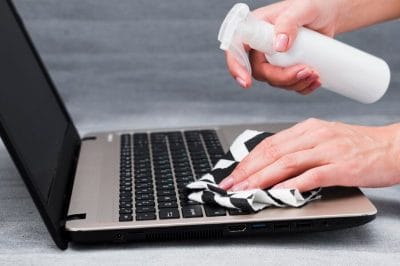 लगातार इस्तेमाल करने से जम गई है लैपटॉप में गंदगी, इन टिप्स से करें चकाचक