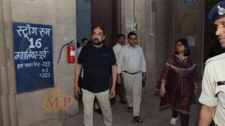 Lok Sabha Election 2024 : EVM के लिए स्ट्रांग रूम तैयार, जिला निर्वाचन अधिकारी ने किया निरीक्षण, निगरानी के लिए लगे CCTV कैमरे strong room