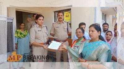 Lok Sabha Election 2024: कांग्रेस ने भाजपा महिला मोर्चा पर लगाया देवी-देवताओं के पोस्टर फाड़ने का आरोप, थाने में सौंपा ज्ञापन