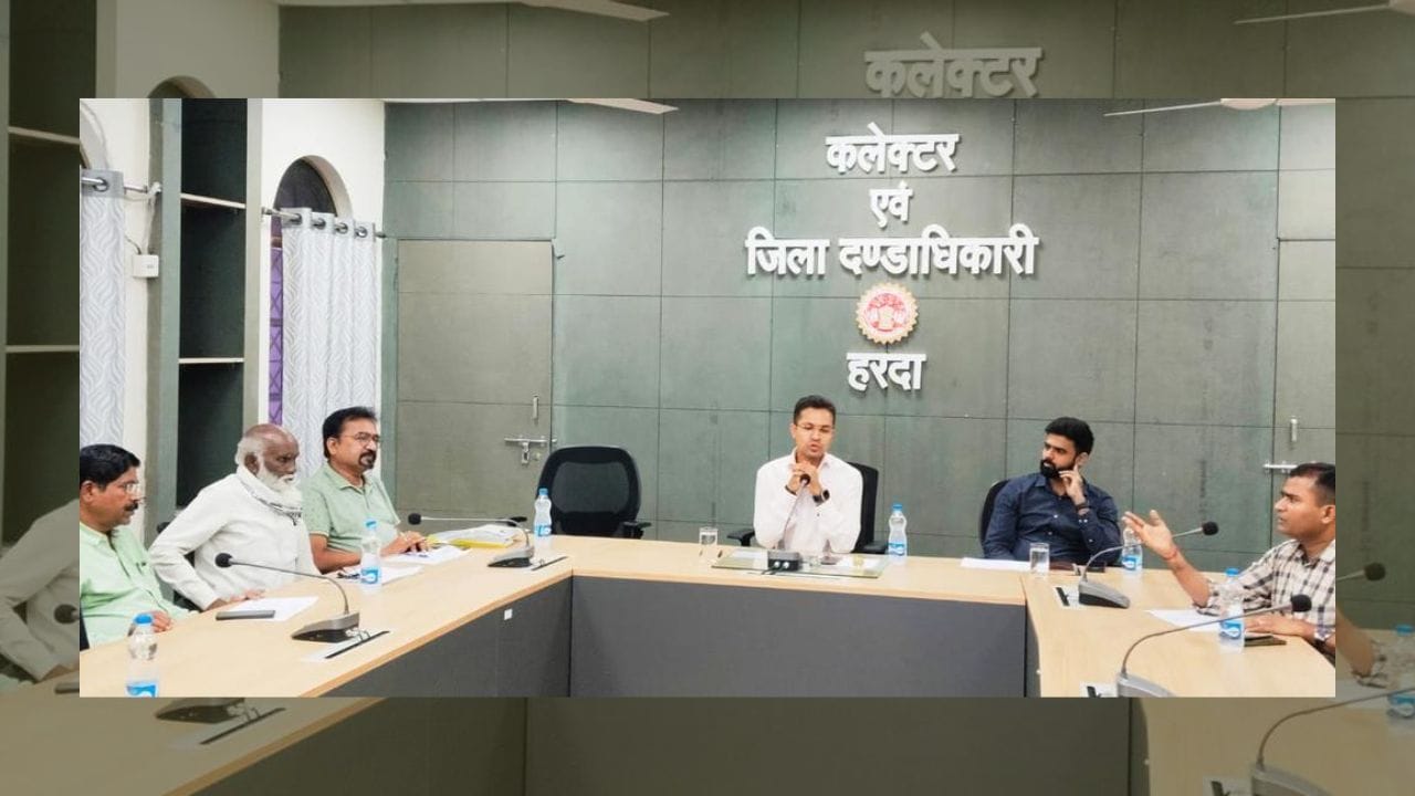 Harda News : CM के निर्देश पर कलेक्टर ने की कार्रवाई, मनमानी फीस लेने वाले 9 स्कूलों पर लगाया 2-2 लाख रु. का जुर्माना