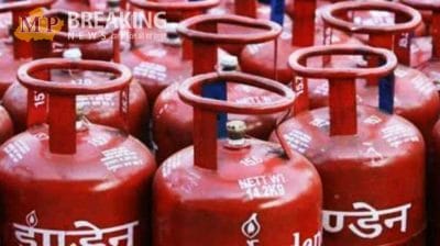 LPG Prices Reduced: एक बार फिर एलपीजी सिलेंडर के दाम हुए कम, लगातार दूसरे महीने में लोगों को दी गई राहत