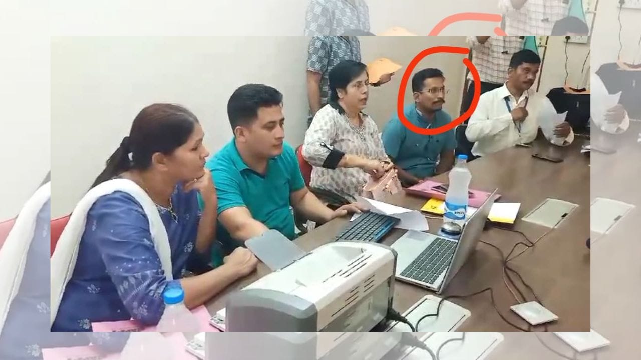 Lokayukta Police Action: बिजली चोरी का मामला रफा-दफा करने किसान से मांगी रिश्वत, लोकायुक्त पुलिस ने 10,000 रुपये लेते AE को रंगे हाथ पकड़ा