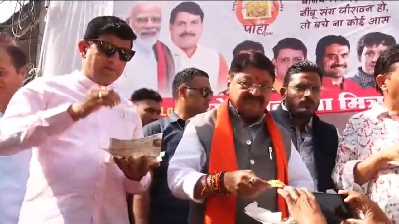 World Poha Day: विश्व पोहा दिवस पर बोले कैलाश विजयवर्गीय “बच्चों को पिज्जा, बर्गर के बजाय पोहा खाने के लिए प्रेरित करें”