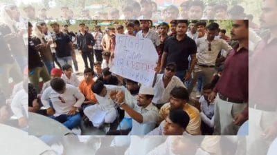 Jabalpur News : खुद को हथकड़ी लगाकर अनोखा प्रदर्शन, छात्रों ने किया DEO ऑफिस का घेराव, धरना दिया, ज्ञापन सौंपा