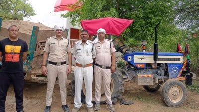 Morena News : वनकर्मियों व पुलिस ने की कार्रवाई, अवैध रेत से भरी दो ट्रैक्टर ट्रॉली को किया जब्त