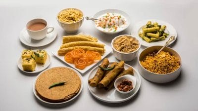 Popular Food: खाने के शौकीन जरूर ट्राई करें ये 5 डिफरेंट व्यंजन, दीवाना बना देगा स्वाद