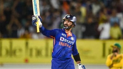 Dinesh Karthik Retirement: T20 विश्व कप के बीच दिनेश कार्तिक ने संन्यास का ऐलान, सोशल मीडिया पर किया भावुक पोस्ट, जानें क्रिकेट करियर
