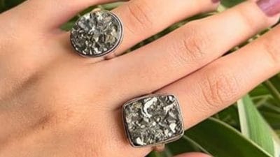 इस रत्न को पहनने से प्रसन्न होती हैं माता लक्ष्मी, करियर और कारोबार में मिलती है तरक्की