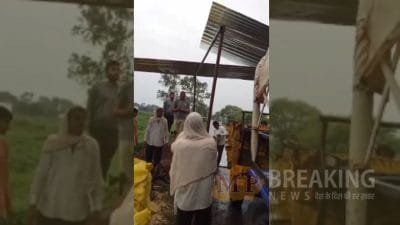 Ashoknagar News : मुक्तिधाम की जमीन पर दबंगों का कब्जा, सड़क किनारे किया बुजुर्ग का अंतिम संस्कार