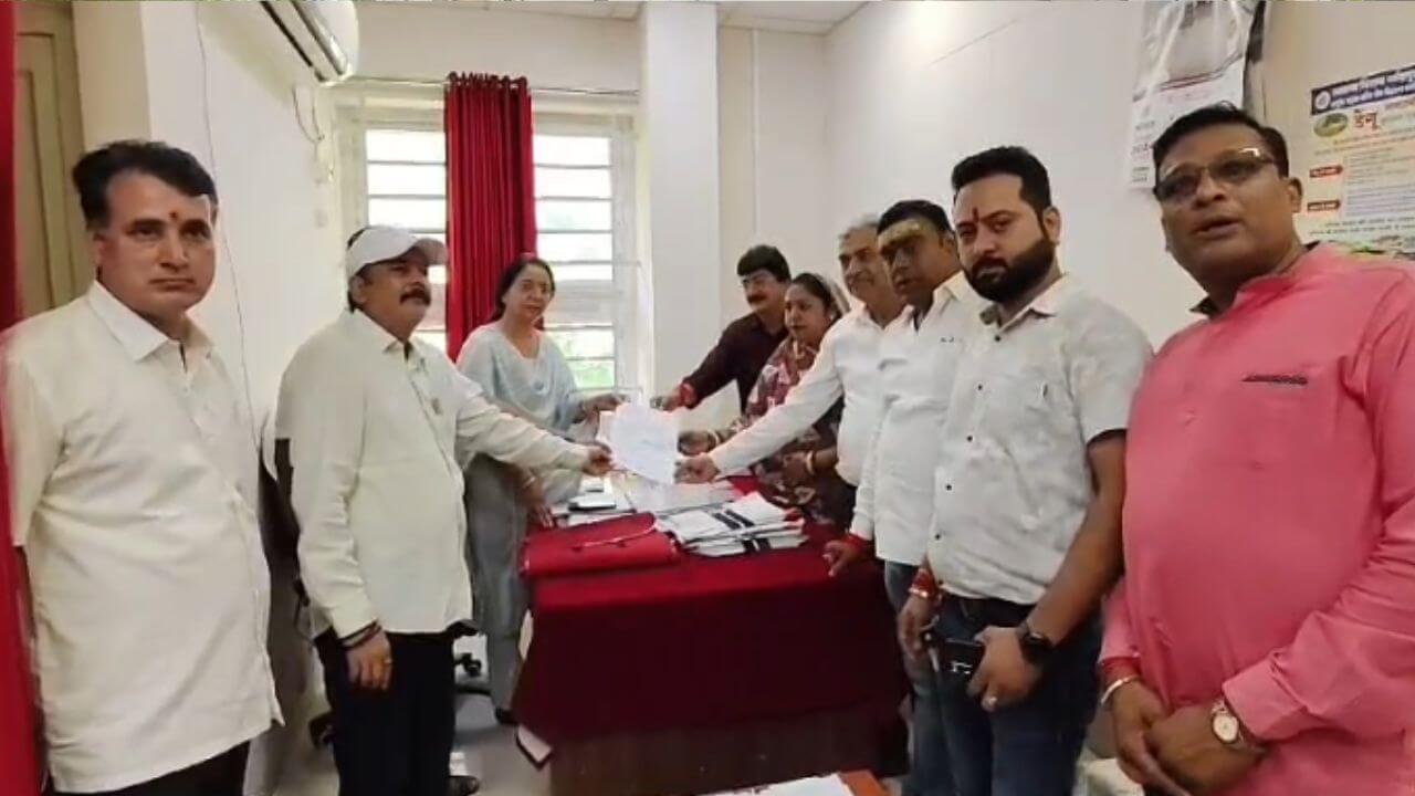 नर्मदापुरम नगरपालिका अध्यक्ष को हटाने की सियासत शुरू, सीएमओ एवं कलेक्टर को सौंपा ज्ञापन