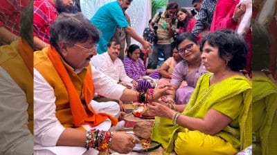 रक्षाबंधन के रंग अपनों के आशीर्वाद के संग : नगरीय प्रशासन मंत्री कैलाश विजयवर्गीय ने इंदौर में आस्था वृद्धाश्रम में बुजुर्गों साथ मनाया रक्षाबंधन