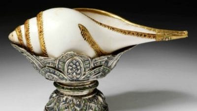 Vastu Tips: पूजा घर में इस तरह सही दिशा में रखें शंख, मिलेंगे अनगिनत फायदे