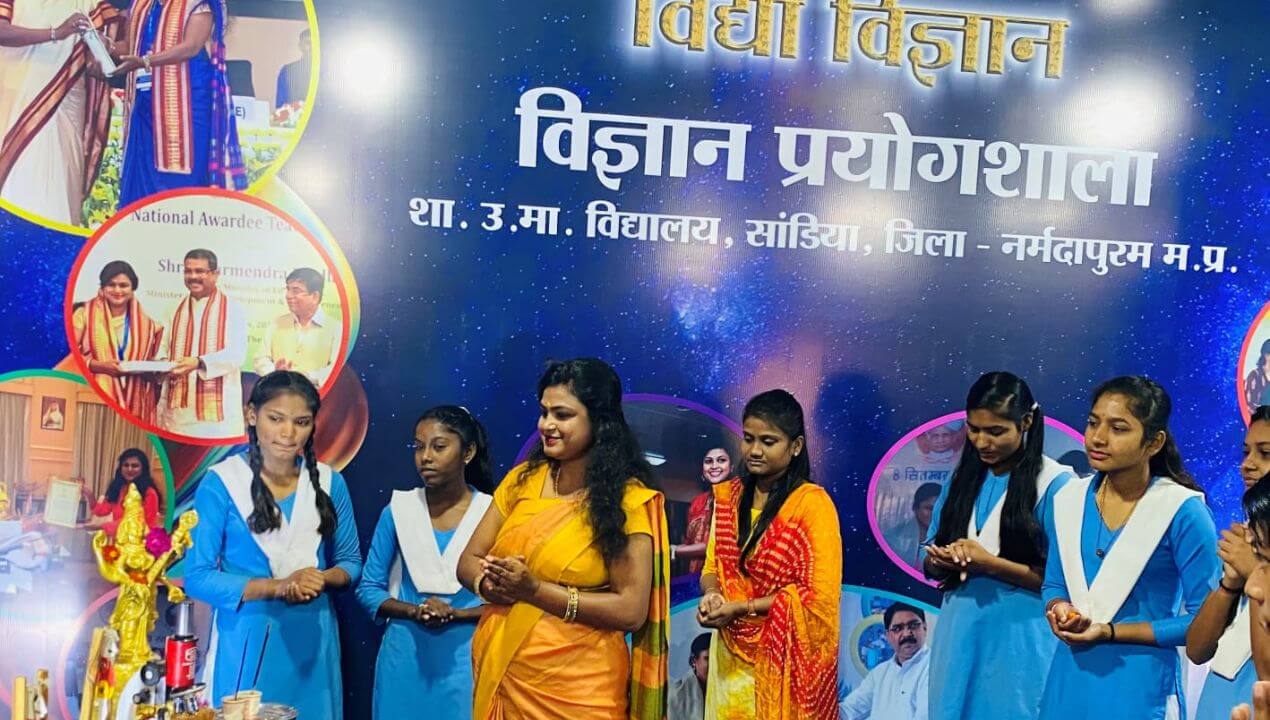 नर्मदापुरम की शिक्षिका सारिका घारू की अनोखी पहल, अपने खर्चे पर बनाई मिनि सांइस सेंटर लैब