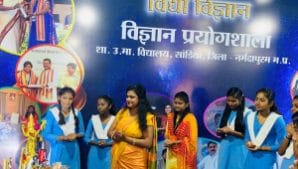 नर्मदापुरम की शिक्षिका सारिका घारू की अनोखी पहल, अपने खर्चे पर बनाई मिनि सांइस सेंटर लैब