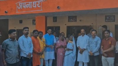 दमोह के वृद्धाश्रम में मनाई गई दिवाली, कलेक्टर, सांसद सहित नेताओं ने बुजुर्गों के संग बिताए यादगार लम्हे